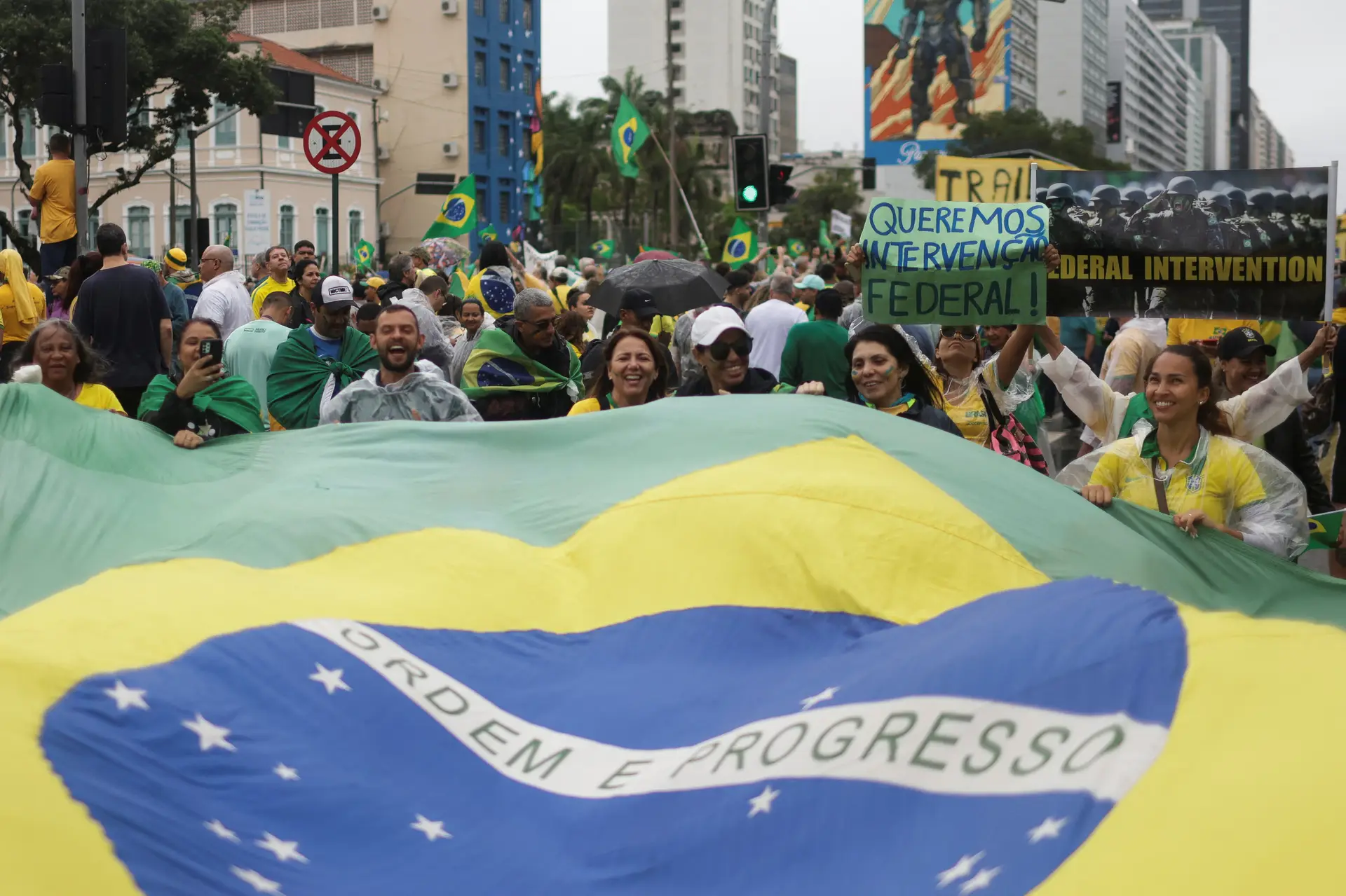 Apoiantes de Jair Bolsonaro protestam juntam ao quartel do Exército no Rio de Janeiro, pedindo uma intervenção