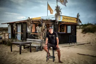 Didi vendeu tudo, investiu em bitcoins, aterrou no Algarve. Agora, lidera a comunidade que planeia a “revolução” a partir do Bam Bam Bar