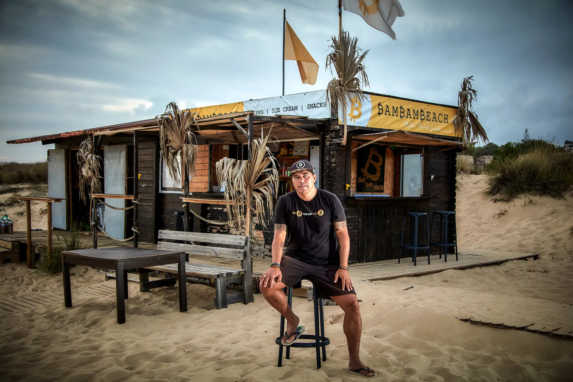 ALGARVE Didi Taihuttu vendeu tudo o que tinha, arriscou, ganhou dinheiro, viajou, mudou-se para Portugal e passou a explorar o bar, agora frequentado por investidores e mineradores de criptomoedas