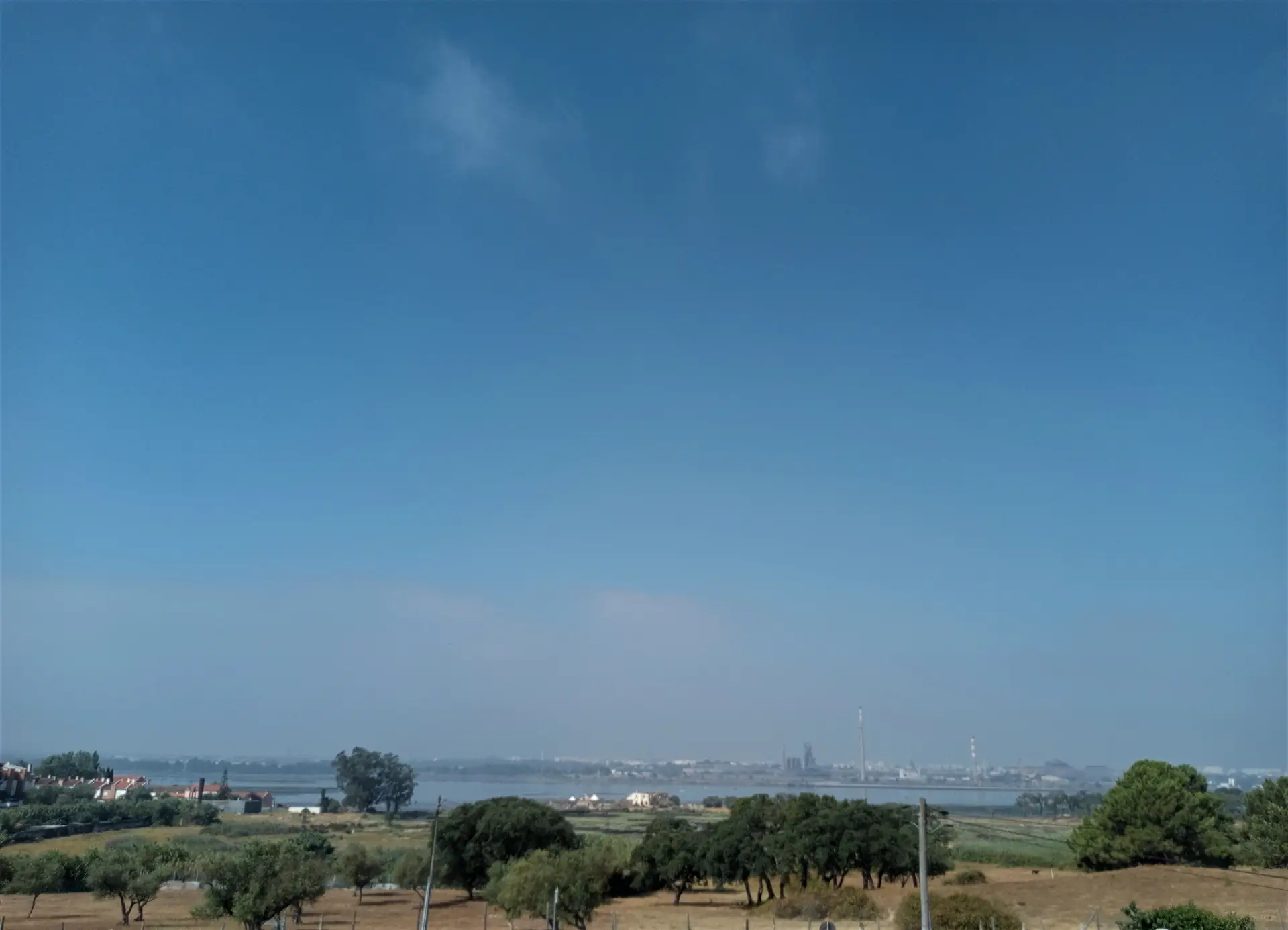 Localizado no Barreiro, ao fundo, avista-se o rio Tejo