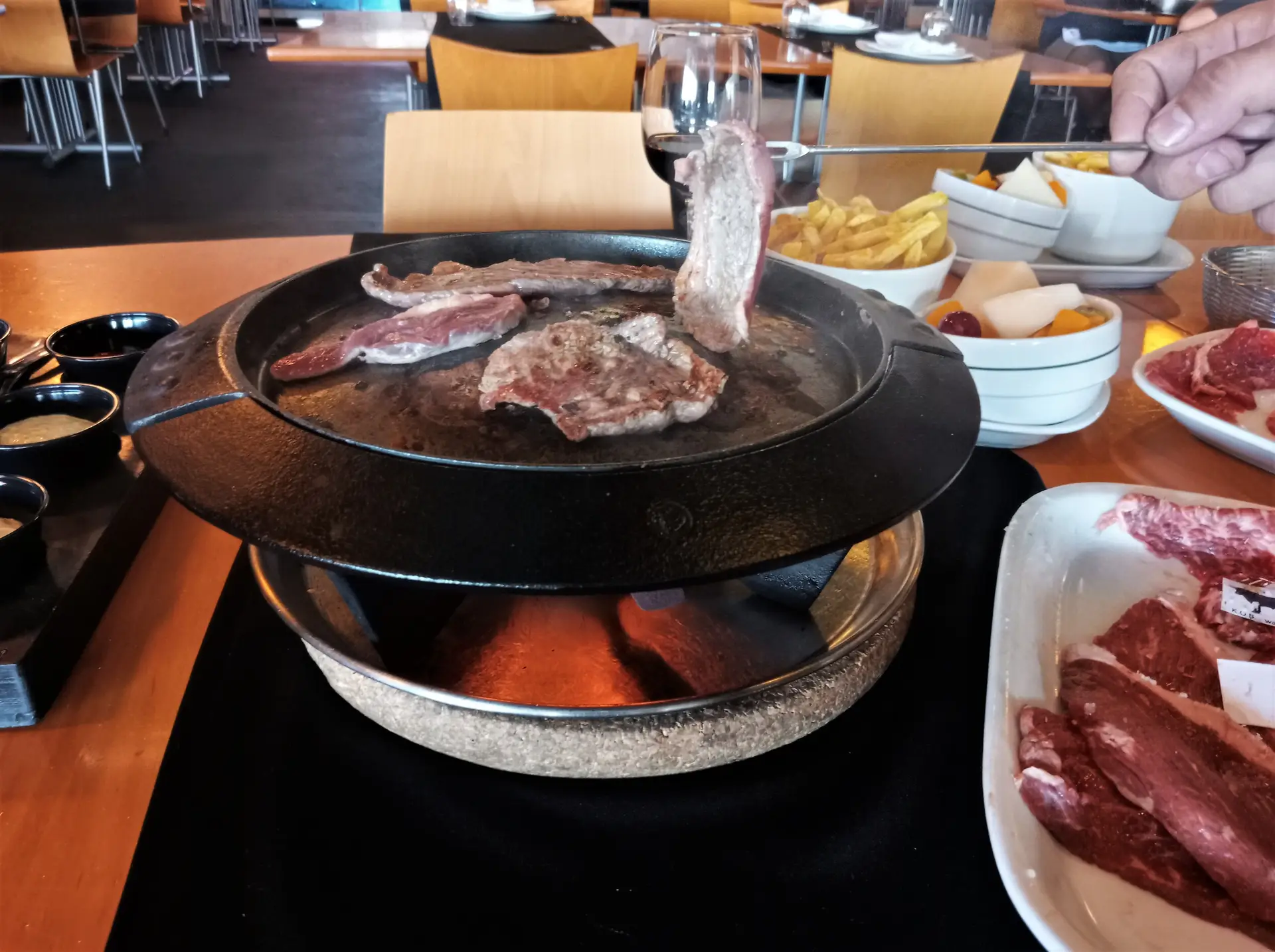 O cliente grelha a carne à mesa
