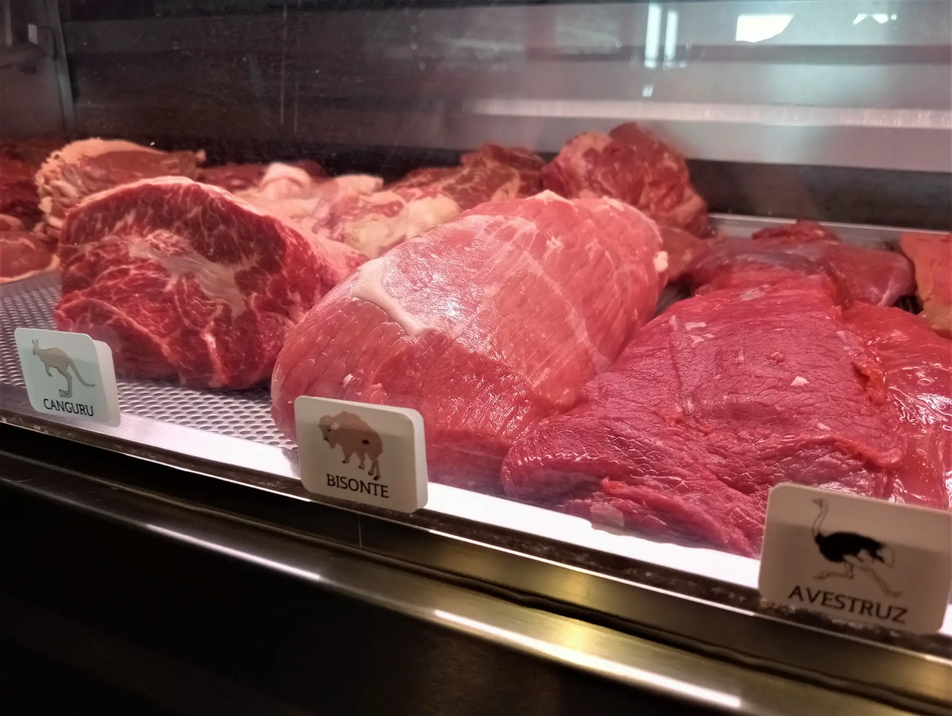 Montra de carnes servidas diariamente no restaurante