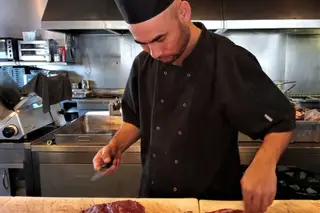 Na cozinha preparam-se os cortes de carne