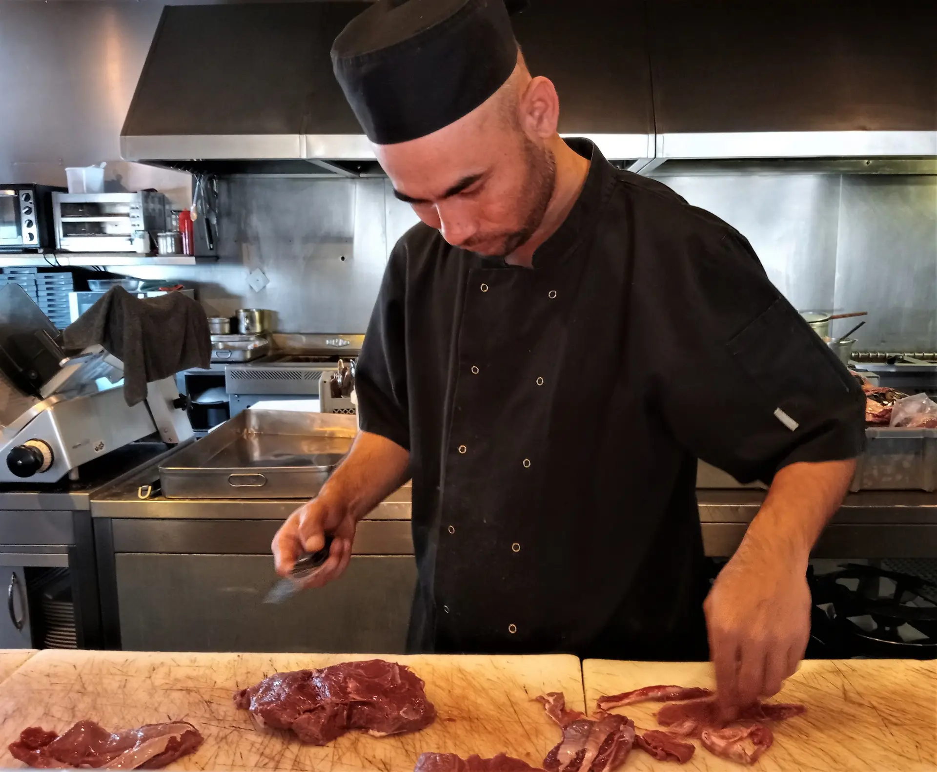 Na cozinha preparam-se os cortes de carne
