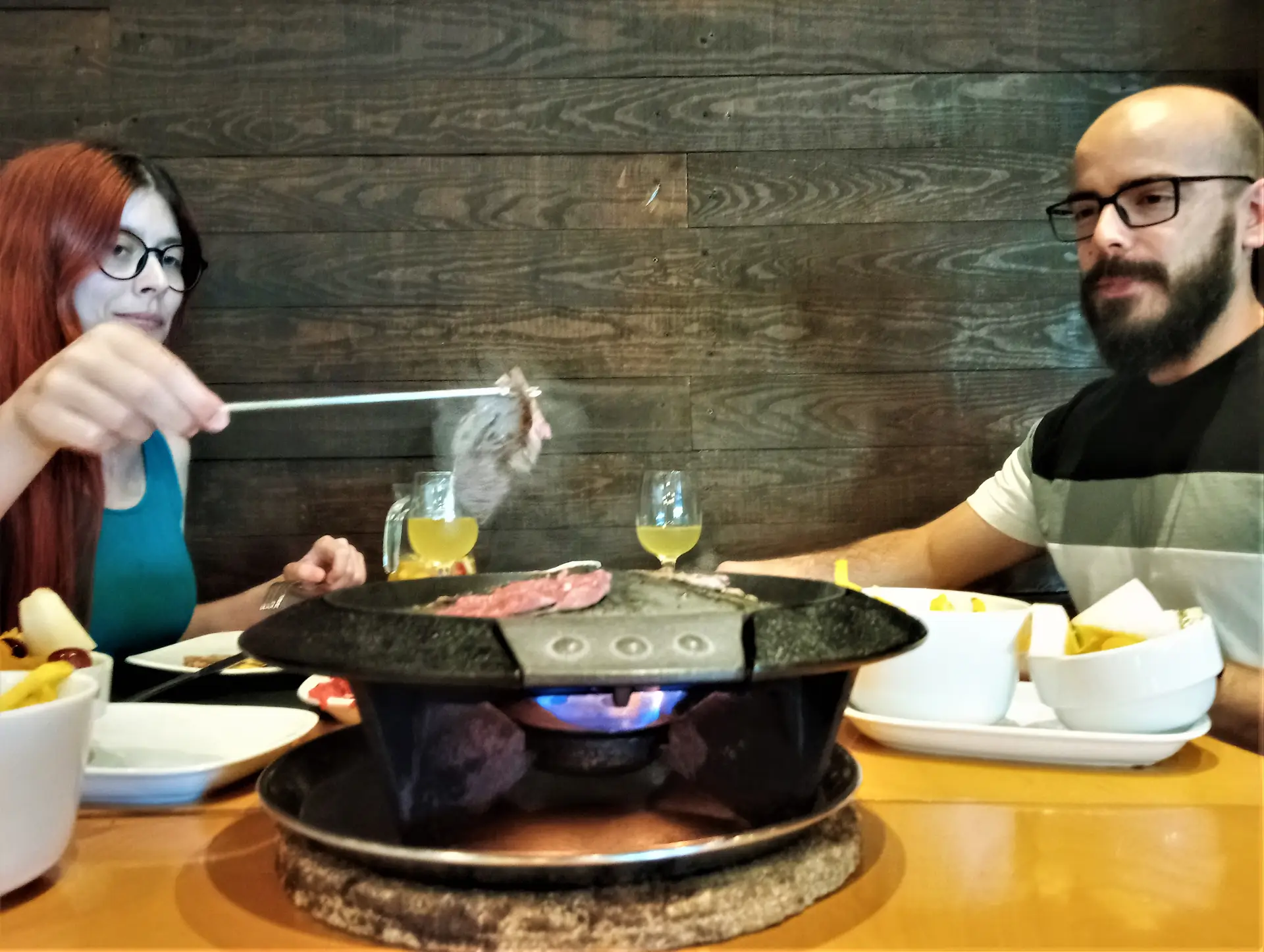 Rita Pereira e Diogo Cordeiro assinalaram dois anos de relação à mesa do restaurante O Fondue