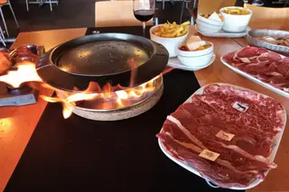 Tudo pronto para começar a grelhar a carne no restaurante O Fondue