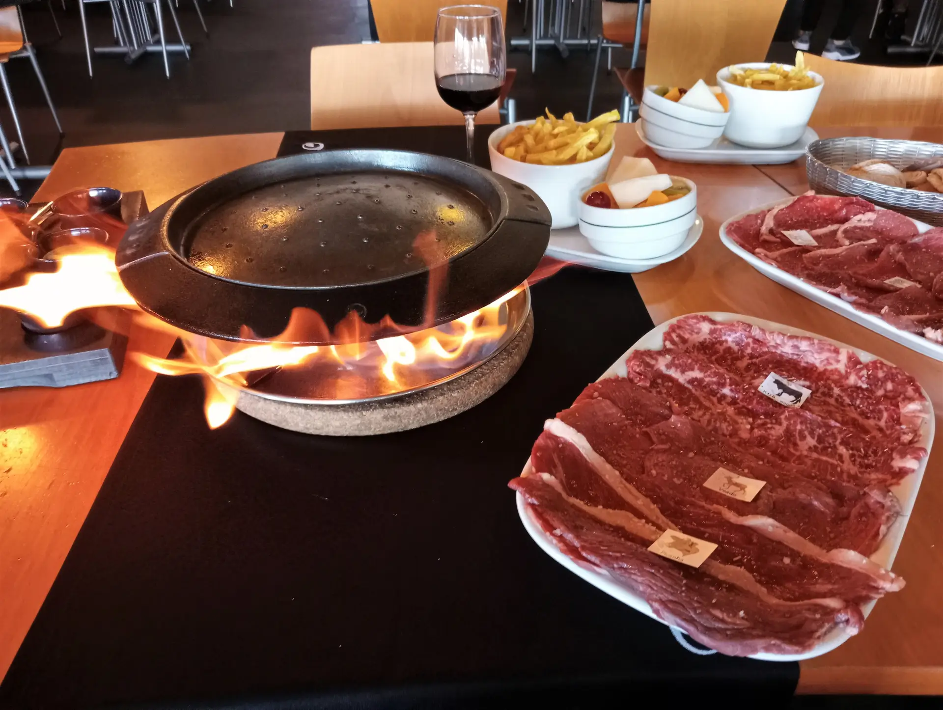 Tudo pronto para começar a grelhar a carne no restaurante O Fondue
