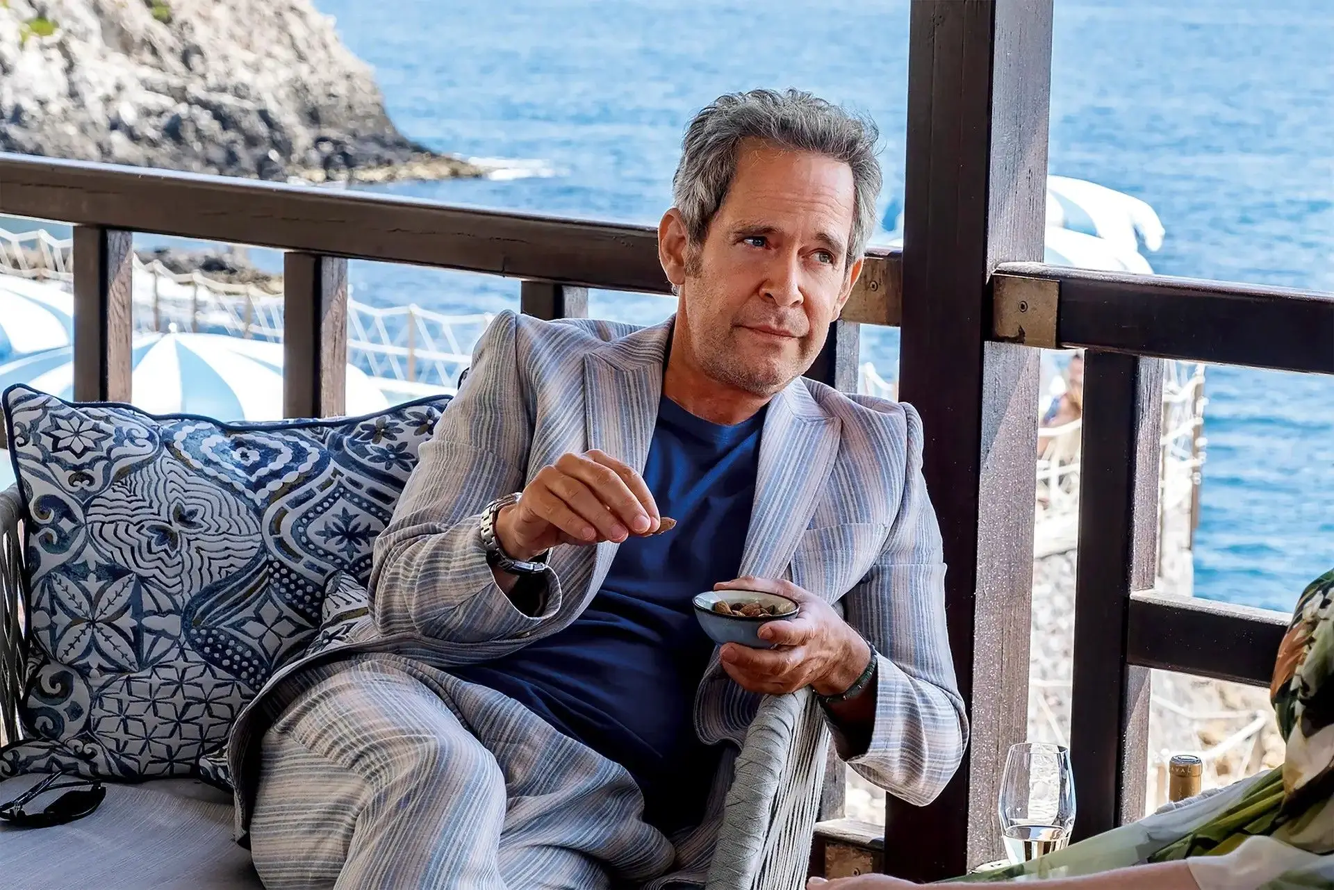 Tom Hollander no papel de Quentin, um homem “rico o suficiente para viver como quer, porque pode”
