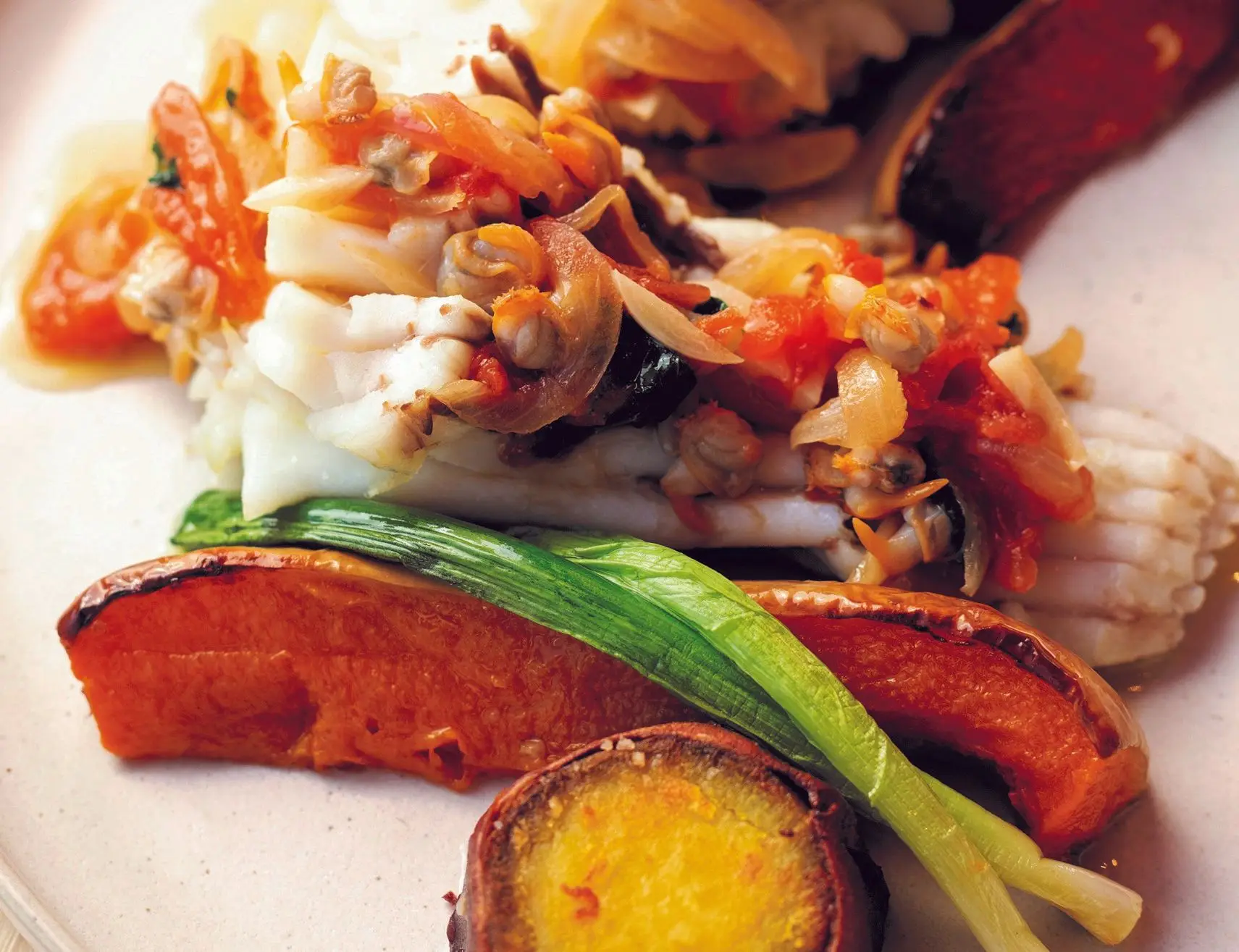 Raia no forno, tomate, berbigão e coentros, por Vítor Sobral