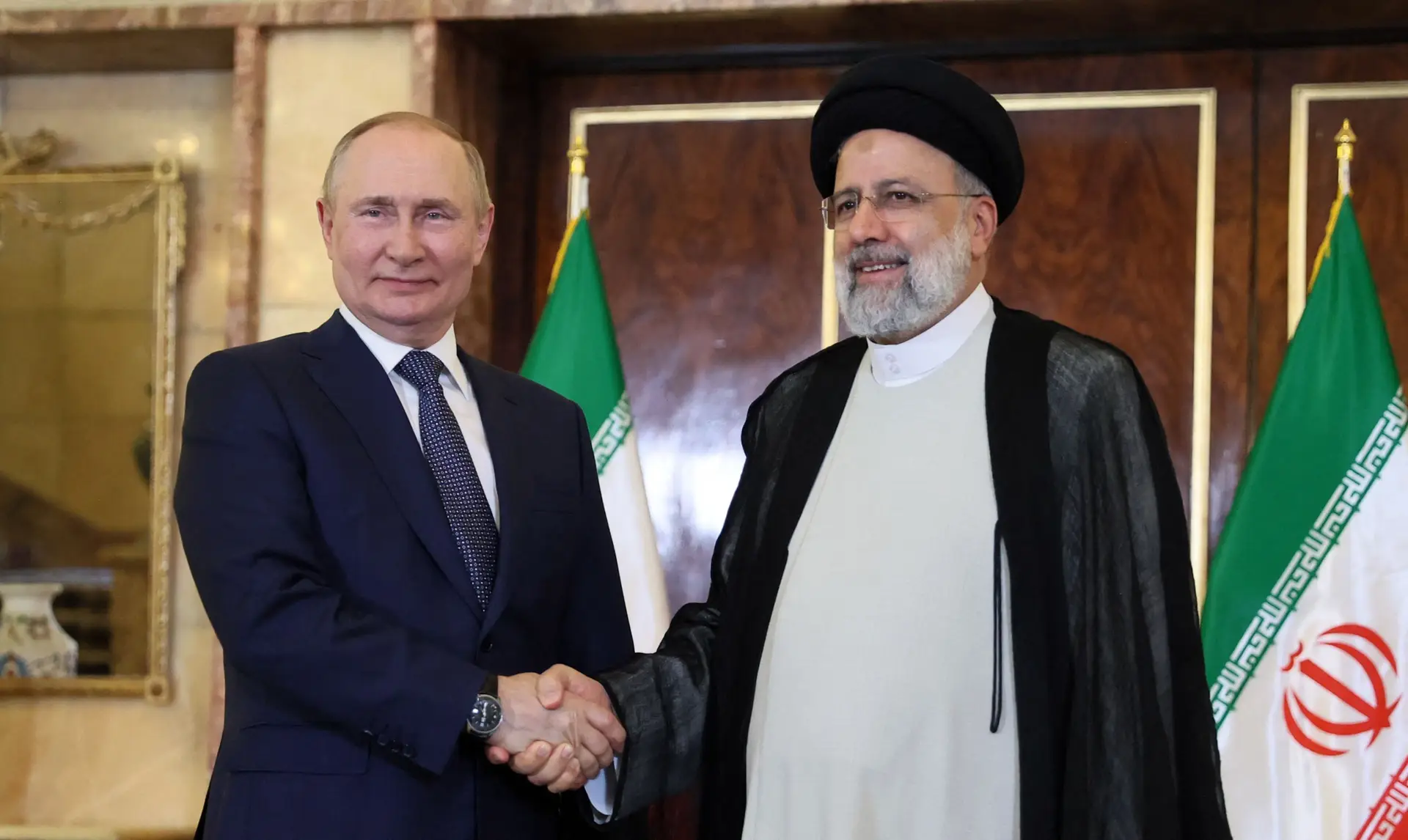 Presidentes Vladimir Putin (Rússia) e Ebrahim Raisi (Irão)