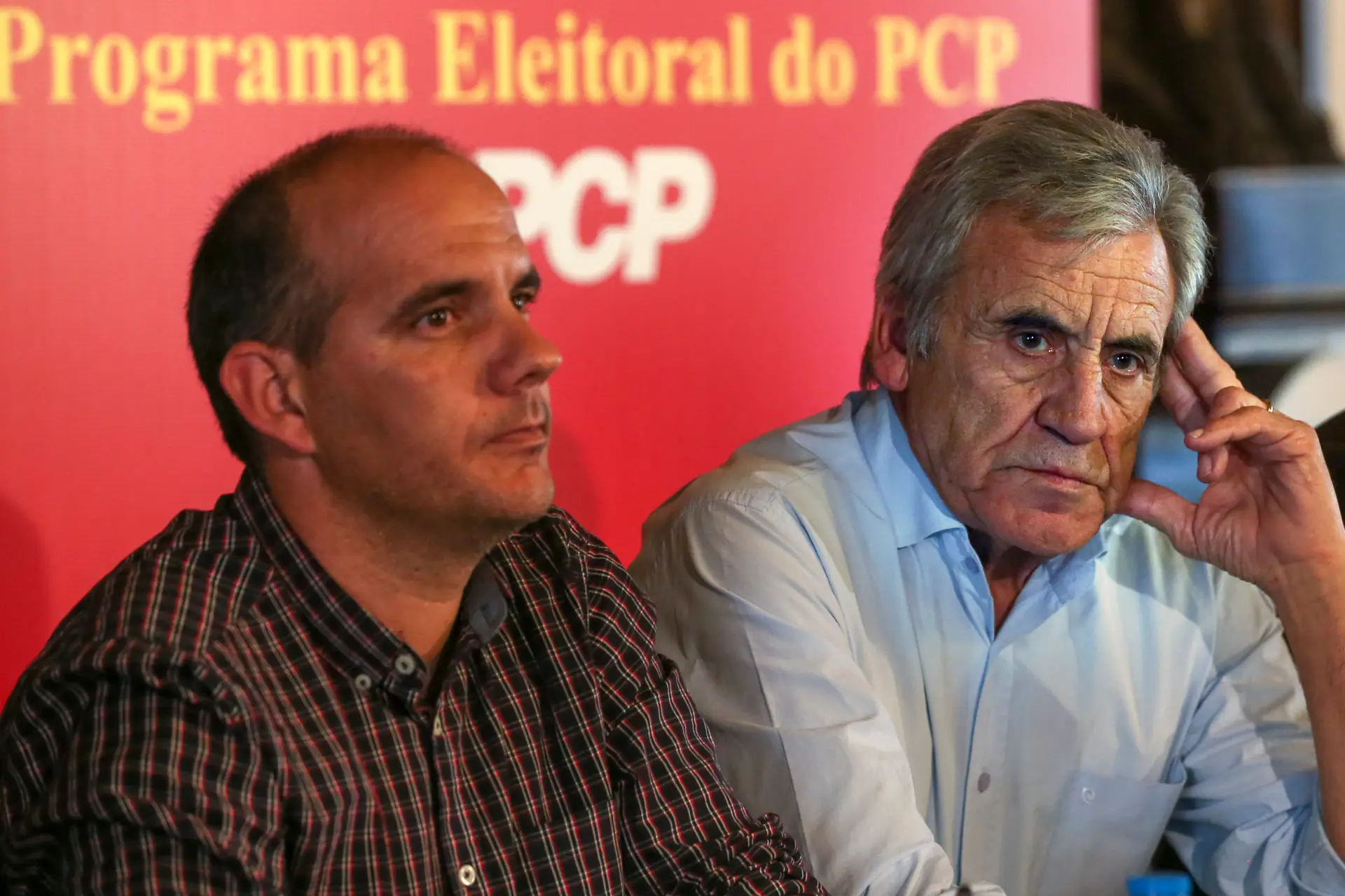 Paulo Raimundo à esquerda de Jerónimo de Sousa, em abril de 2015