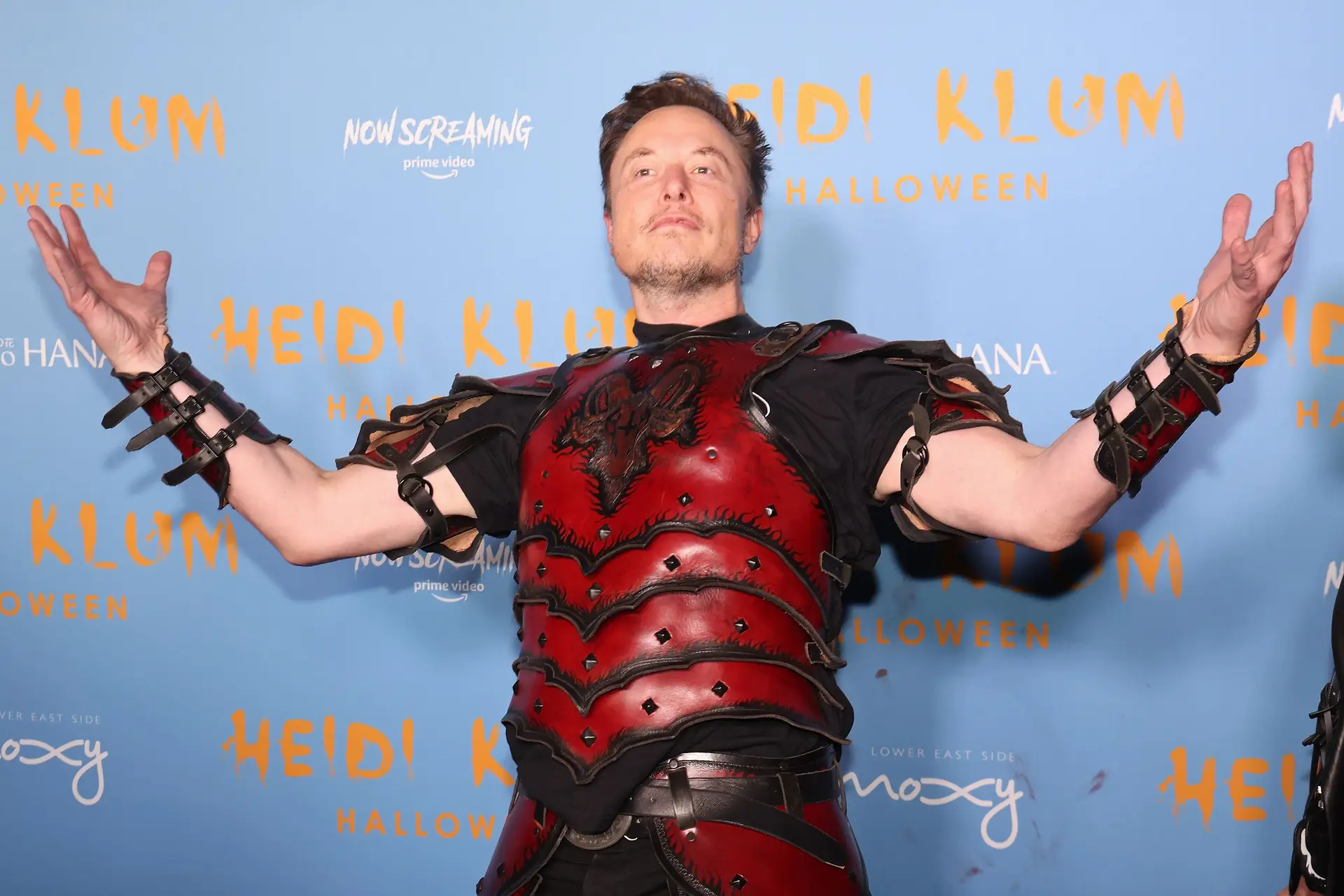 Elon Musk na chegada à festa de Halloween da modelo e empresária Heidi Klum