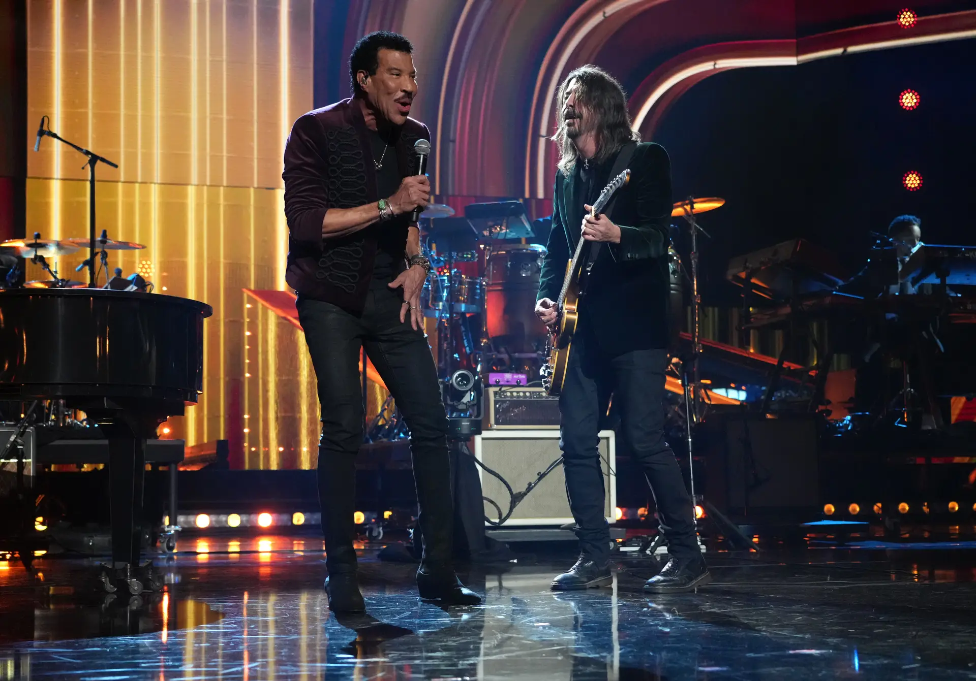 Lionel Richie e Dave Grohl na cerimónia do Rock and Roll Hall of Fame 2022