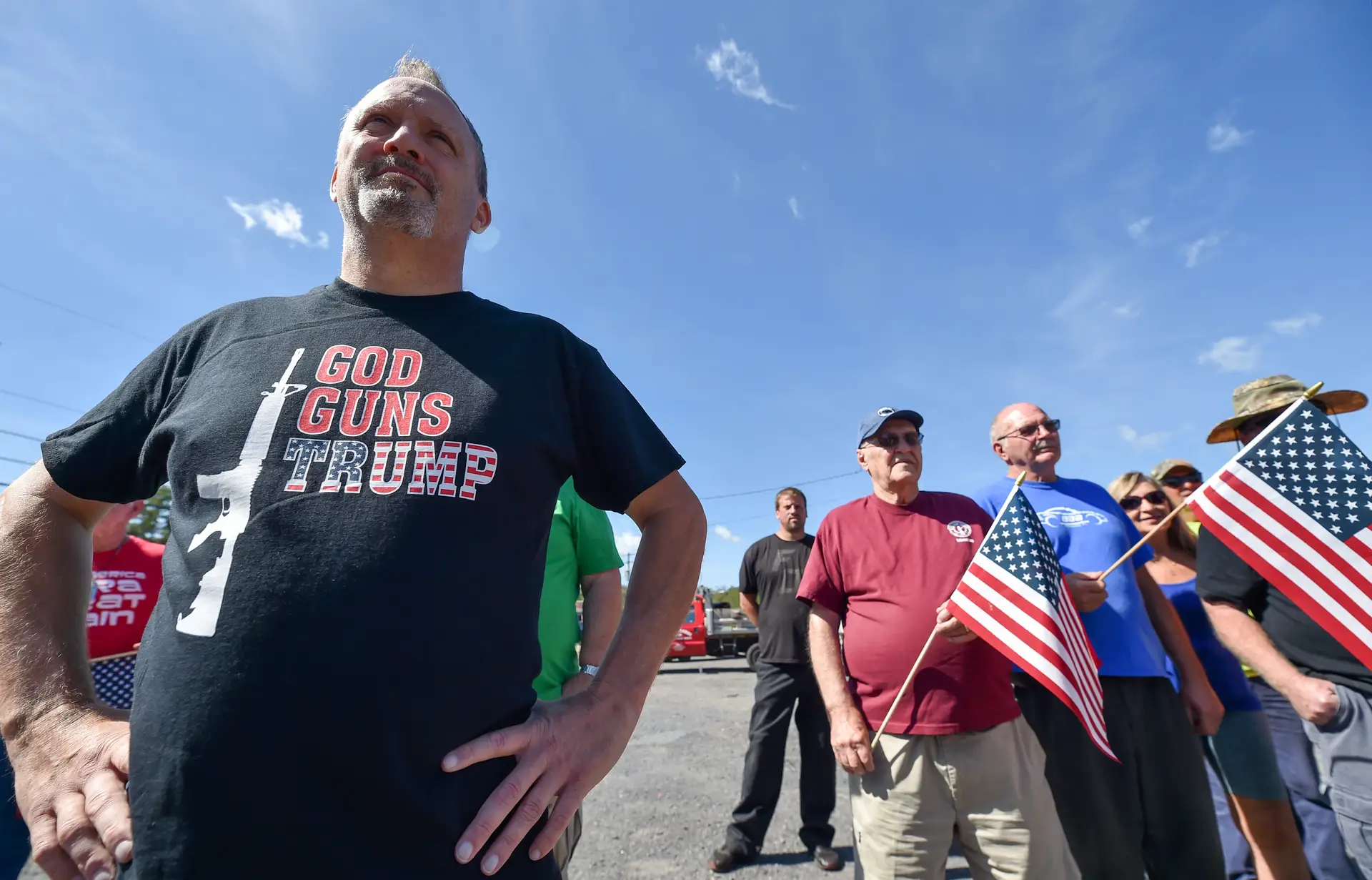 “Deus, armas e Trump”, lê-se na camisola deste apoiante do antigo Presidente dos Estados Unidos, na Pensilvânia 