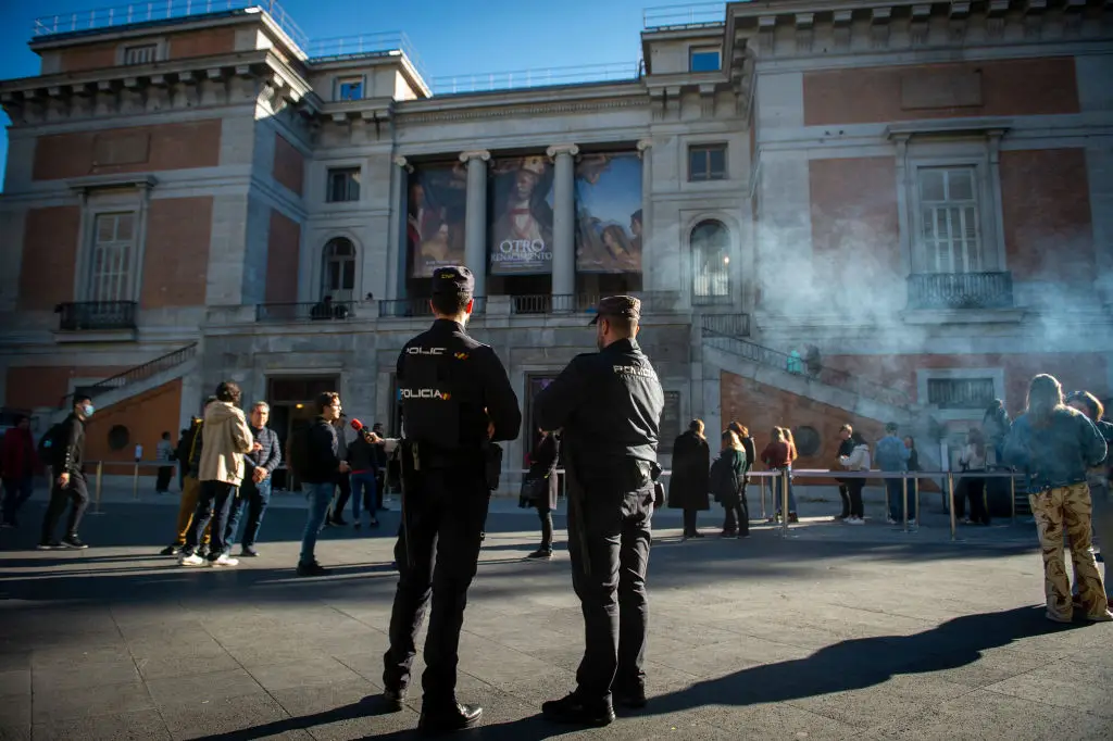 Detidos mais dois ativistas por participarem num protesto no Museu do Prado, após vandalização de quadros