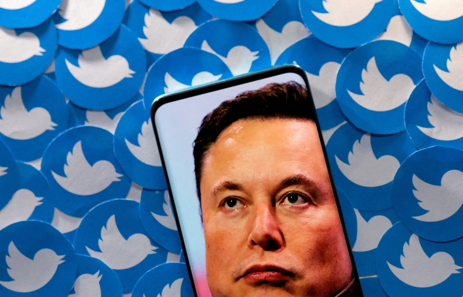 Twitter: o homem mais rico do mundo comprou uma “bomba atómica mediática” e abriu caminho para o fim das redes sociais grátis
