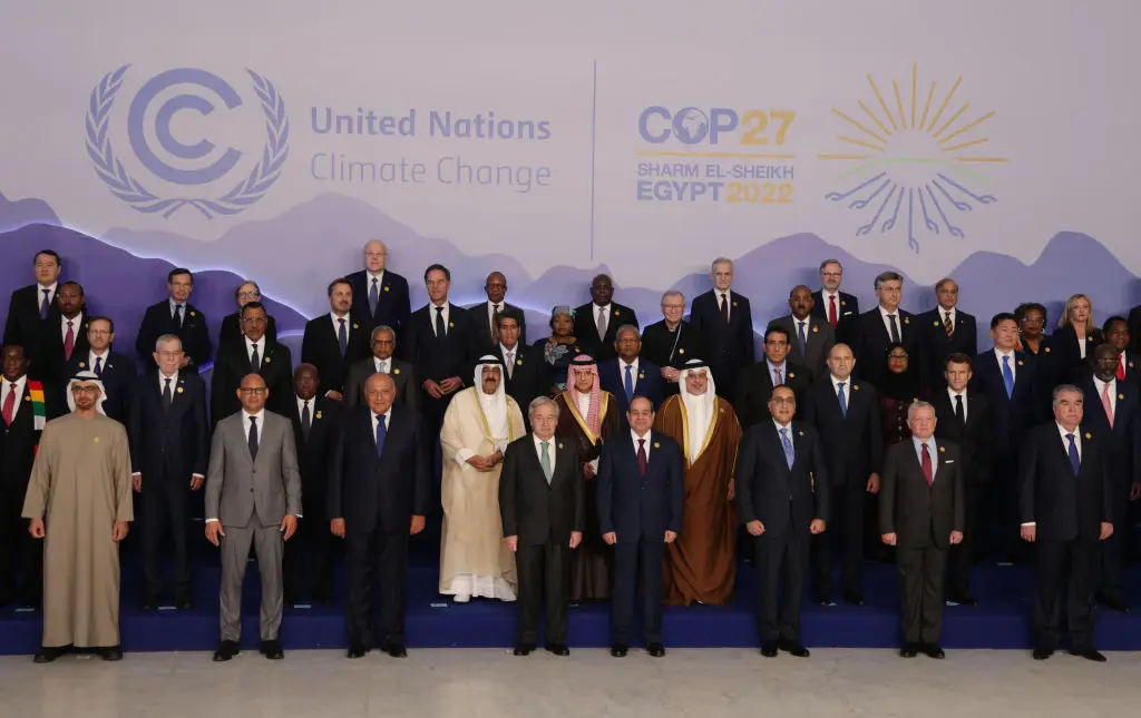 A fotografia de família da COP27 tirada no primeiro dia da cimeira. Ao centro, pode ver-se António Guterres