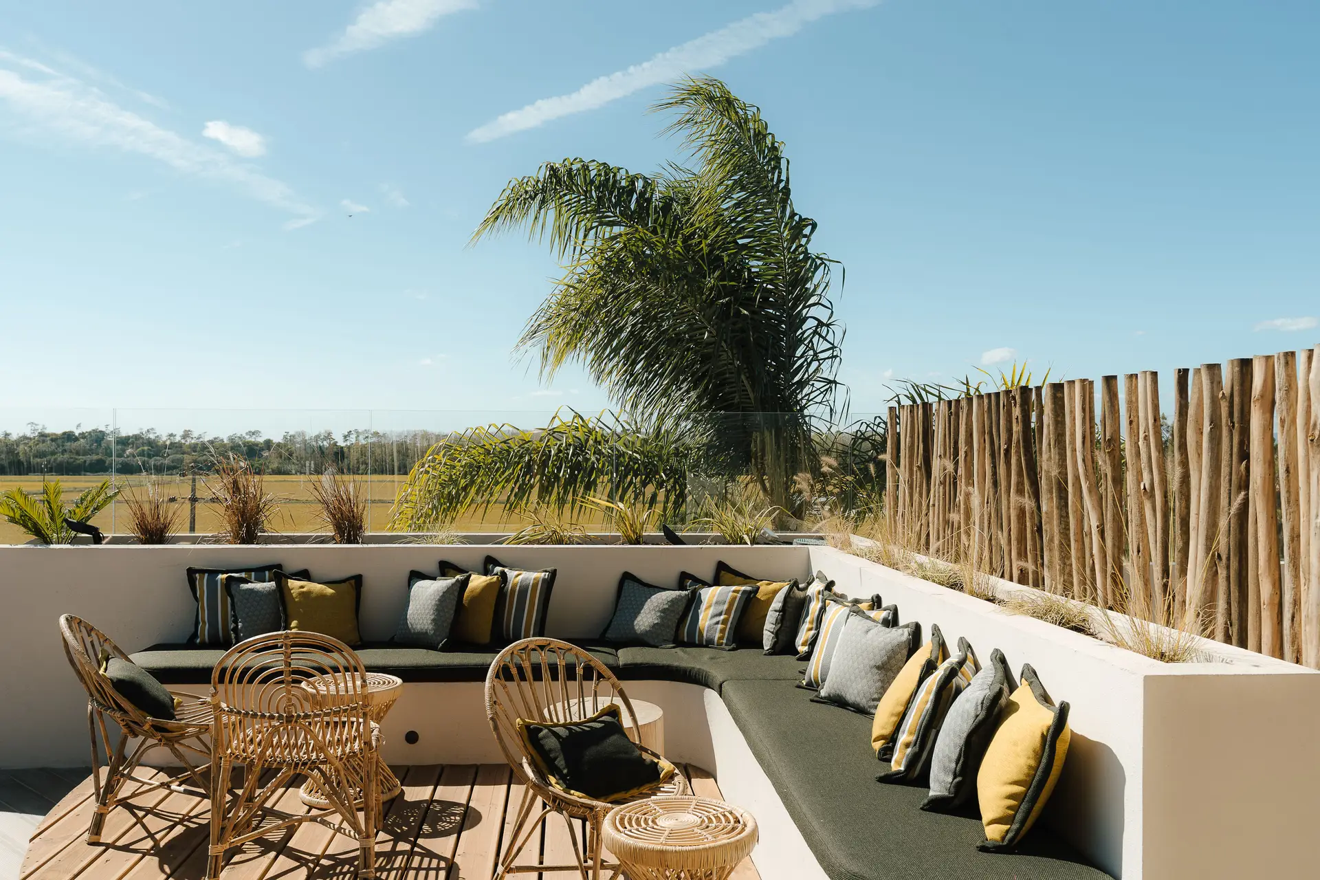No Rooftop Bar são servidos cocktails, tapas e petiscos, com vista para os campos de arroz e o pôr-do-sol
