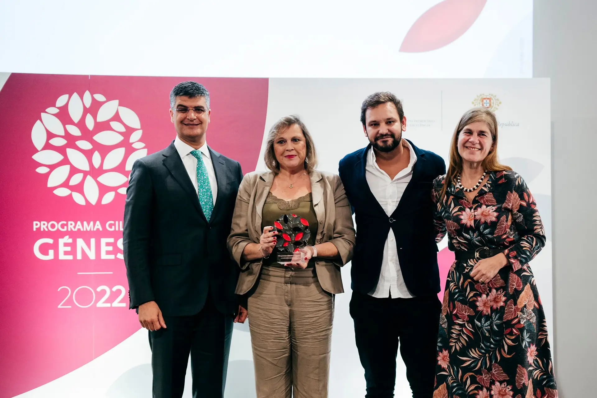 Maria Eugénia Saraiva (à esquerda), da Liga Portuguesa Contra a SIDA, com o diploma de vitória com projeto de intervenção comunitária na área do VIH