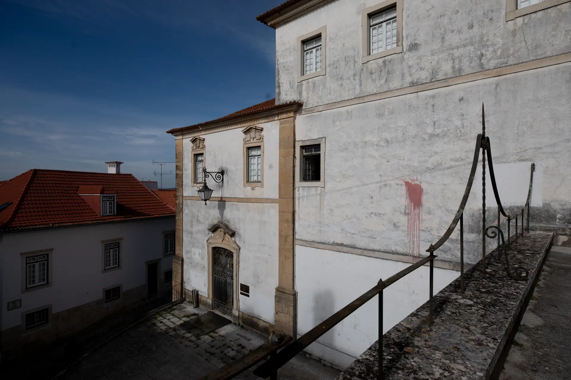 No exterior do Palácio dos Grilos, em Coimbra, ainda não há sinais de obras
