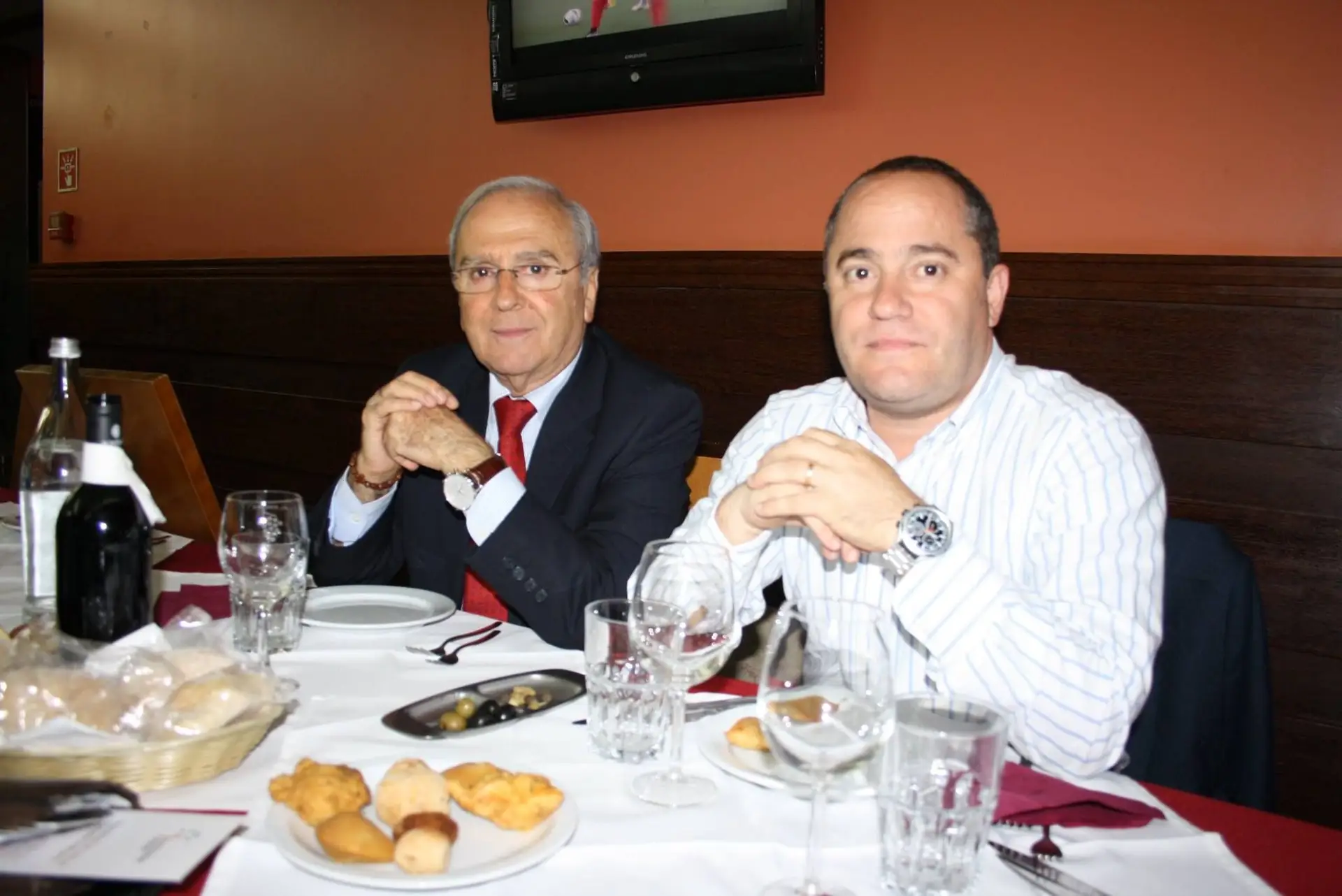 Daniel Gonçalves, presidente da Junta das Avenidas Novas, e o filho, Rodrigo Gonçalves, da direção de Luís Montenegro no PSD. (Foto de 2016, retirada da conta de Facebook do Núcleo Central de Lisboa)