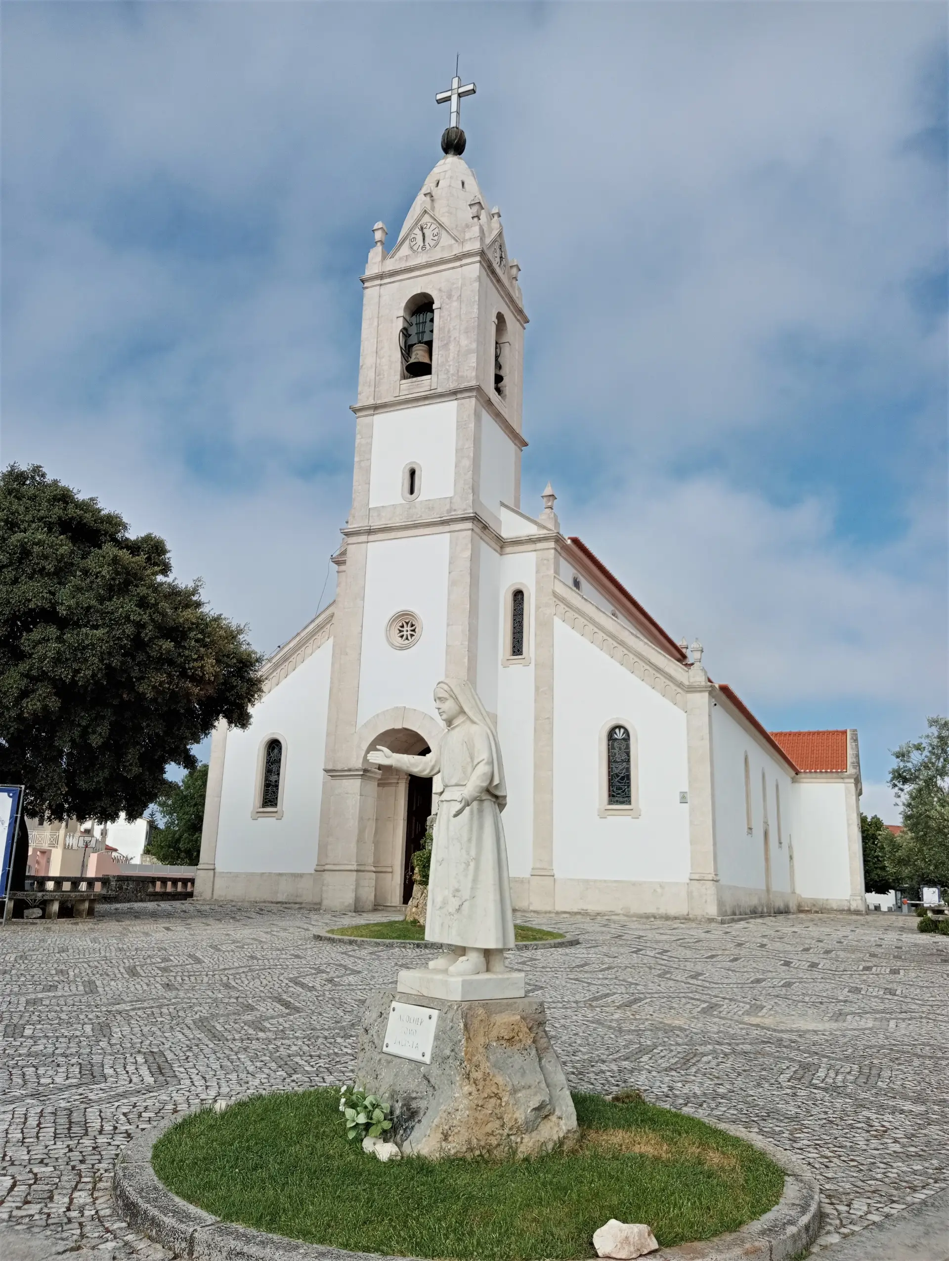 A Igreja Paroquial de Fátima, onde foram batizados os Pastorinhos, situa-se em frente ao restaurante