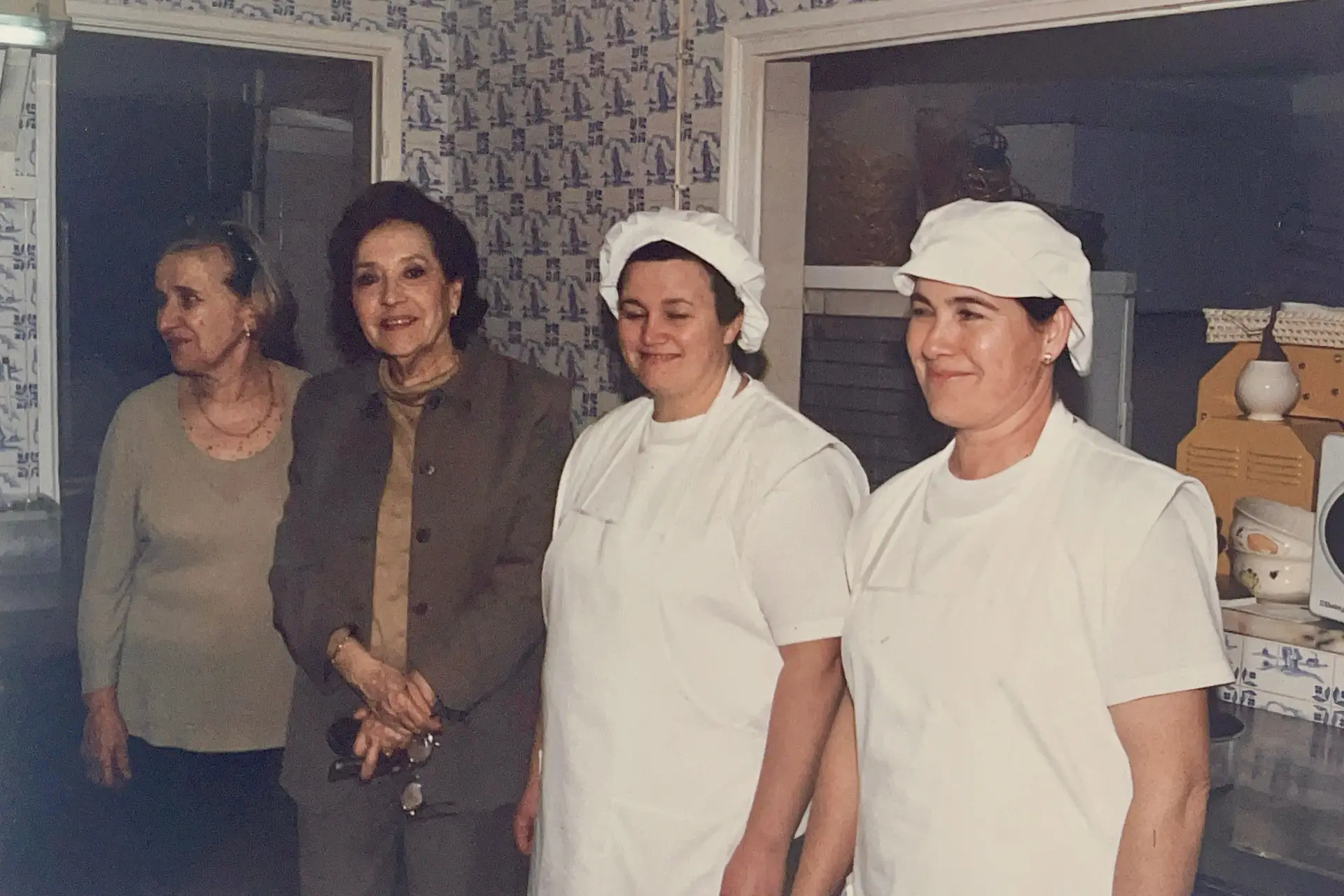 Ao centro, Maria de Lourdes Modesto numa visita ao restaurante