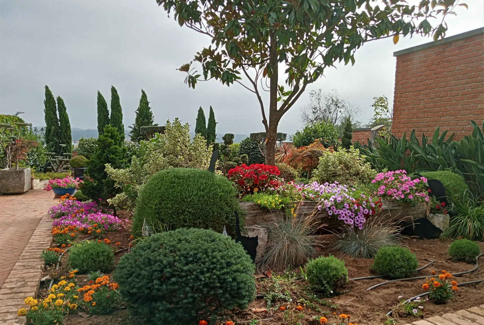 Jardim florido, no exterior do restaurante, em Fátima