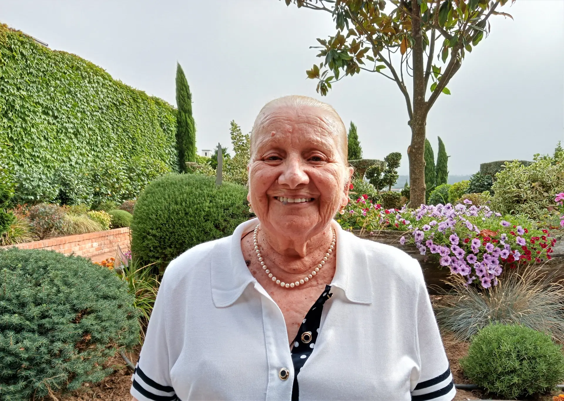Maria Alice Marto na envolvência do jardim do restaurante