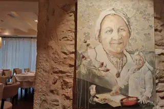 Retrato da fundadora, Maria Alice Marto, numa das paredes do restaurante