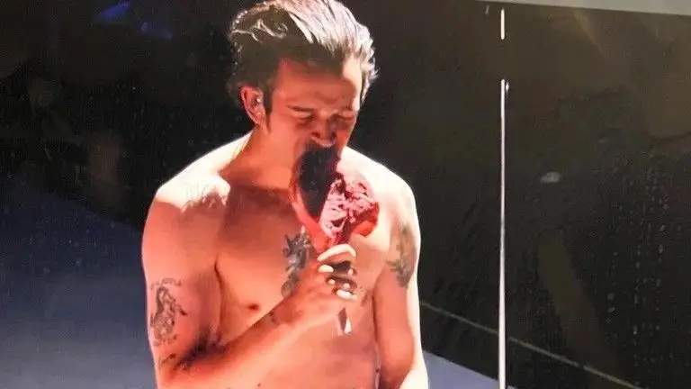 Algo verdadeiramente estranho: vocalista dos The 1975 mastiga carne crua durante concerto em Nova Iorque