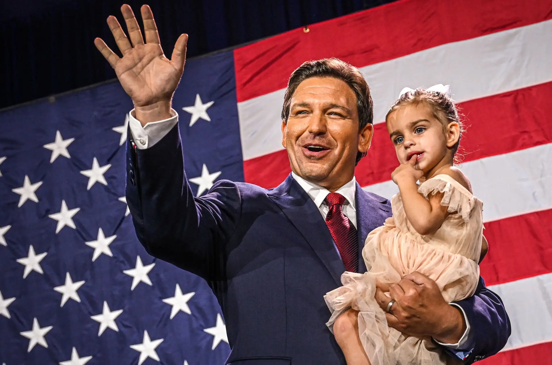O governador da Florida, Ron DeSantis, festeja a reeleição com a filha Mamie ao colo