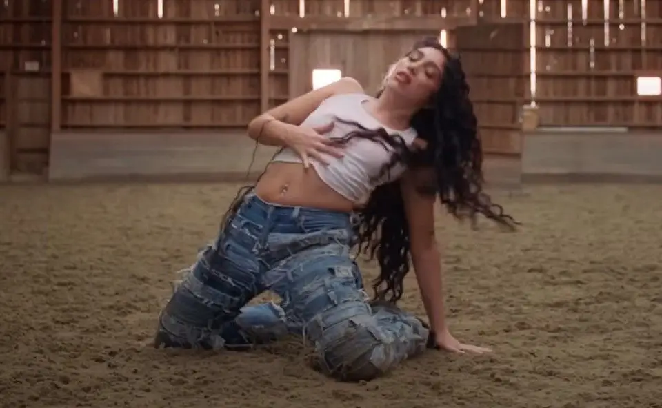 Lolahol, Lourdes Leon