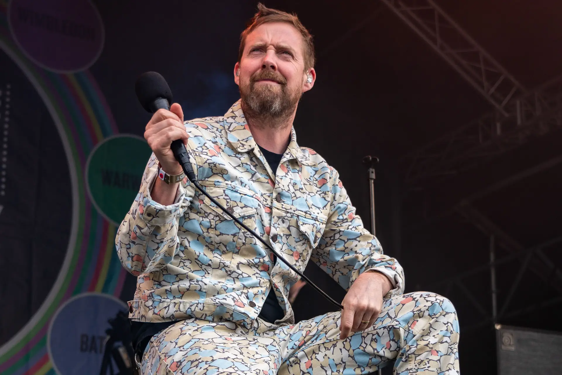 Ricky Wilson, dos Kaiser Chiefs, pede desculpa após dar concerto embriagado: “Cometi um erro e sucumbi a um velho hábito”
