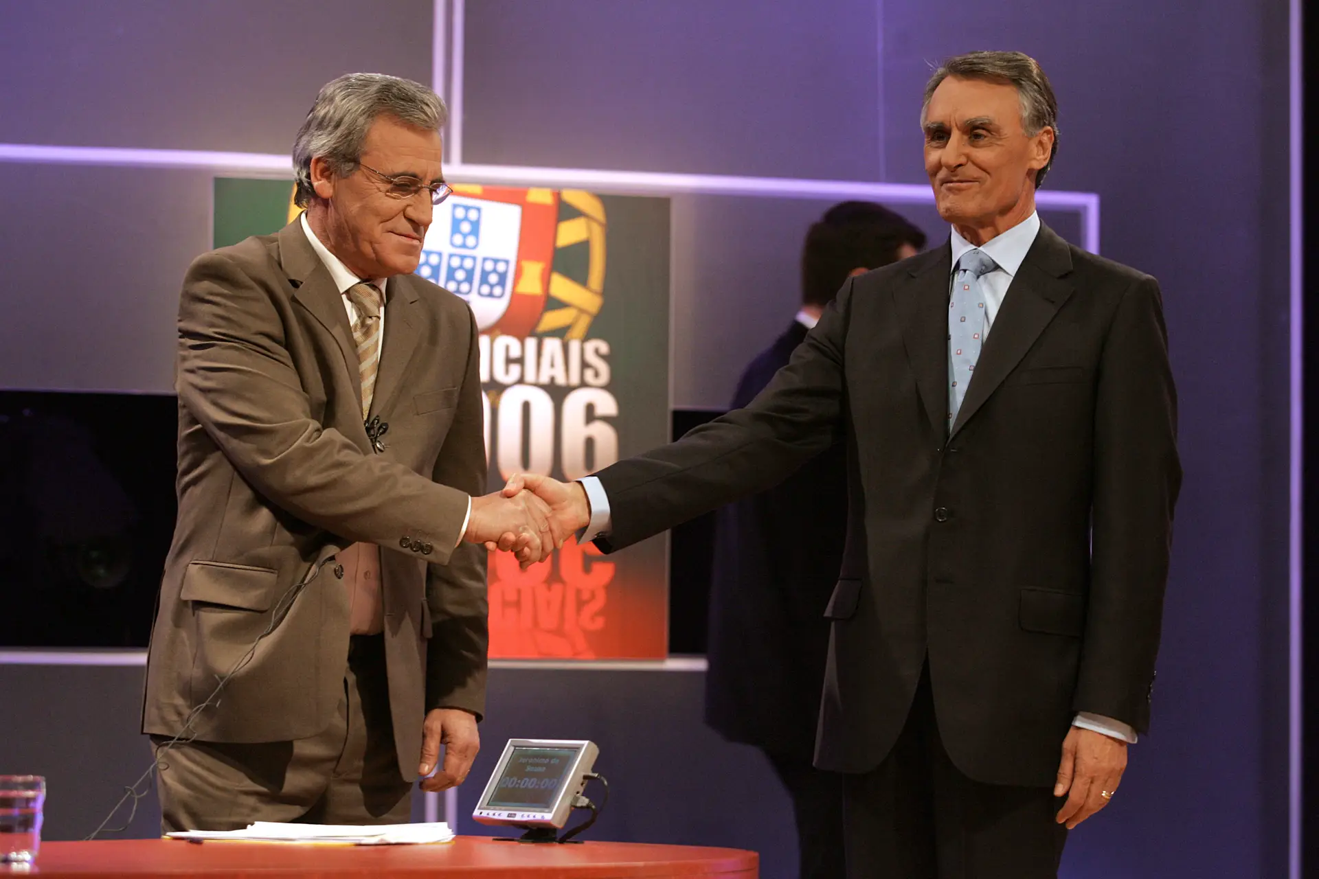 Dezembro de 2005, Jerónimo de Sousa e Cavaco Silva minutos antes de um debate para as Presidenciais realizado na SIC