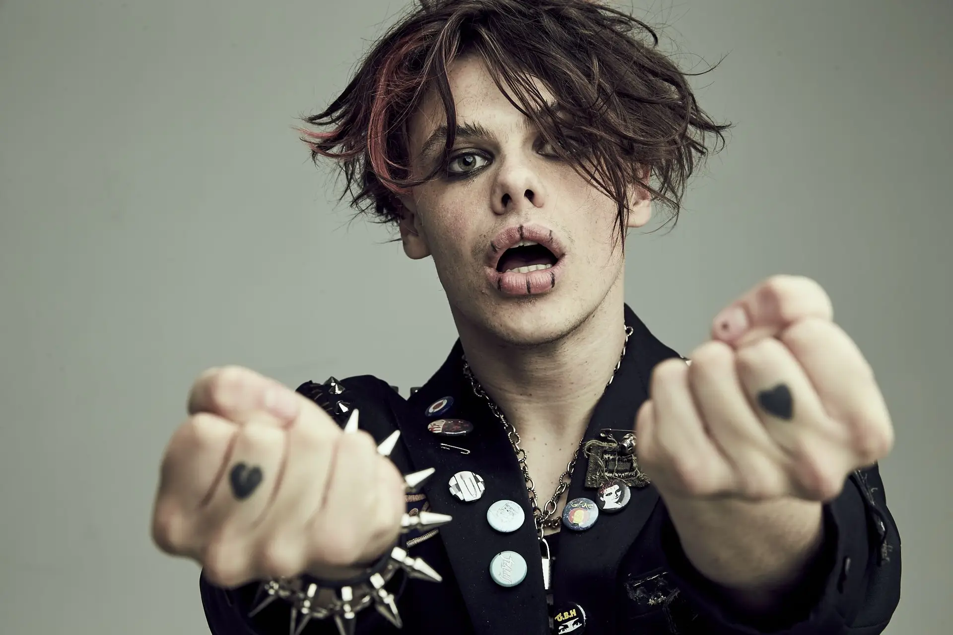 Yungblud, de 25 anos, diz que não consegue perceber “veteranos como os Arctic Monkeys”