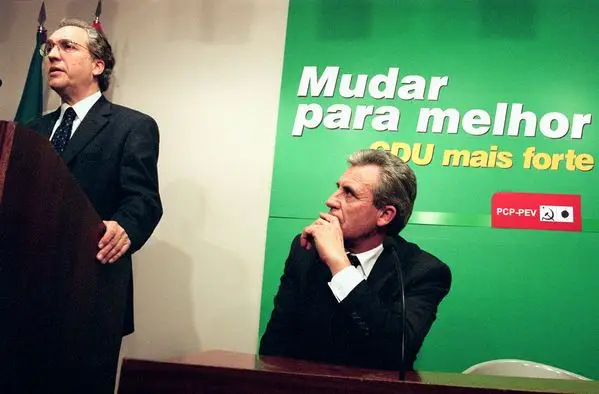 Com o líder do PCP, Carlos Carvalhas na apresentação do programa eleitoral da CDU às Legislativas de 2002. Dois anos depois, Jerónimo chegava à liderança comunista