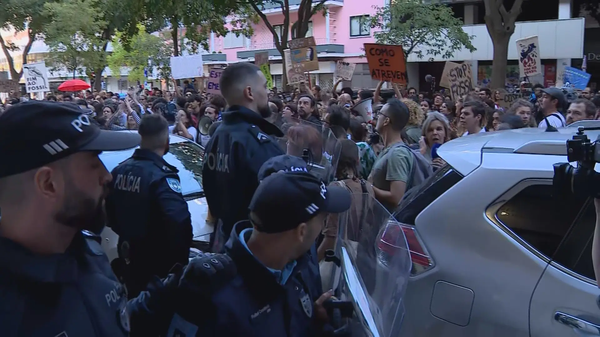 Protesto de ativistas pelo clima junto à Ordem dos Contabilistas, em Lisboa