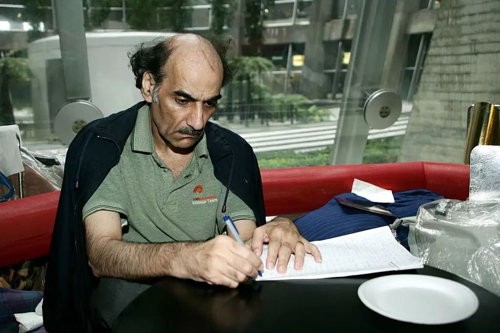 Morreu o refugiado iraniano que inspirou filme de Spielberg "Terminal de aeroporto"