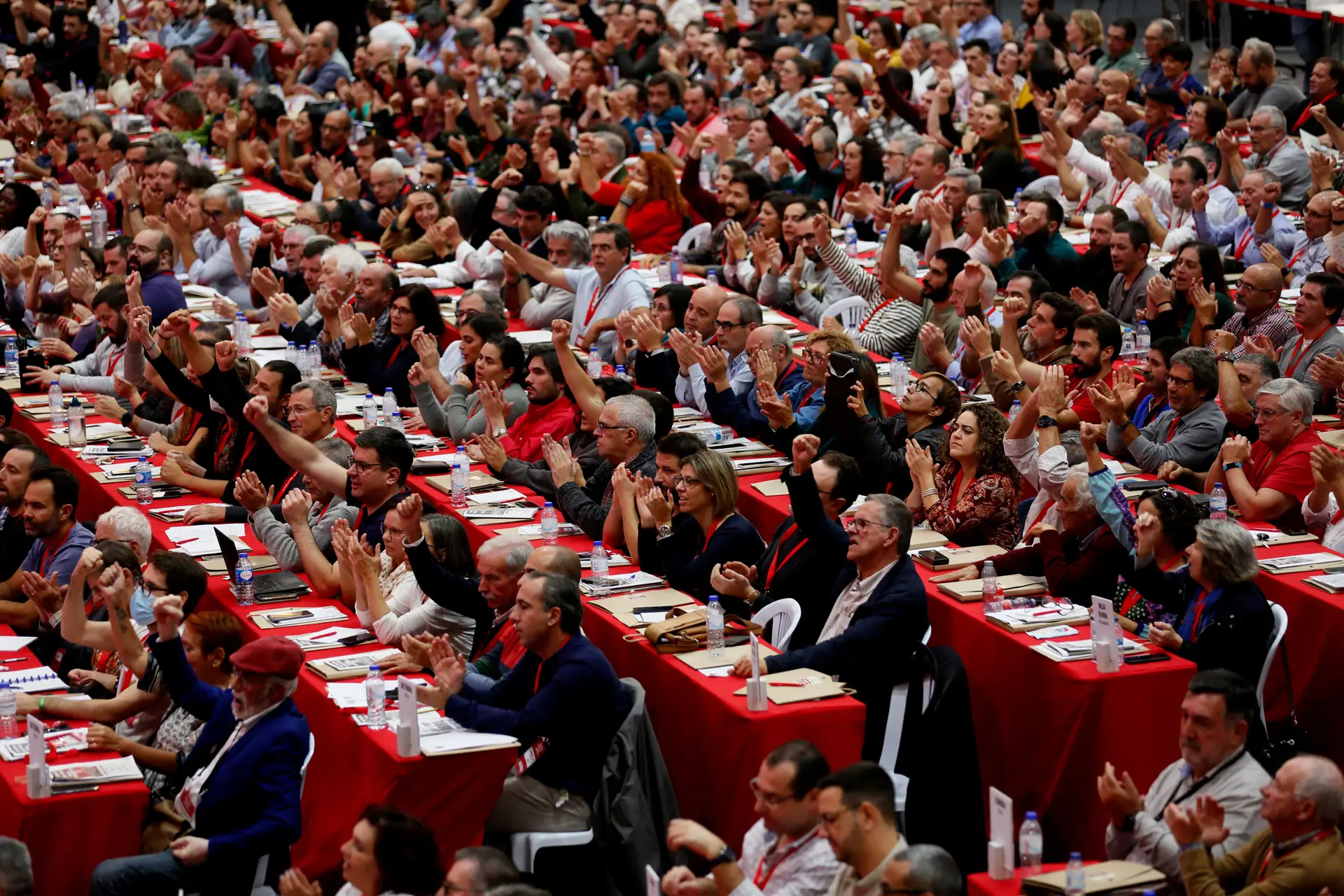 À “ofensiva anticomunista”, os militantes do PCP respondem com “coragem”: reportagem no dia da despedida de Jerónimo