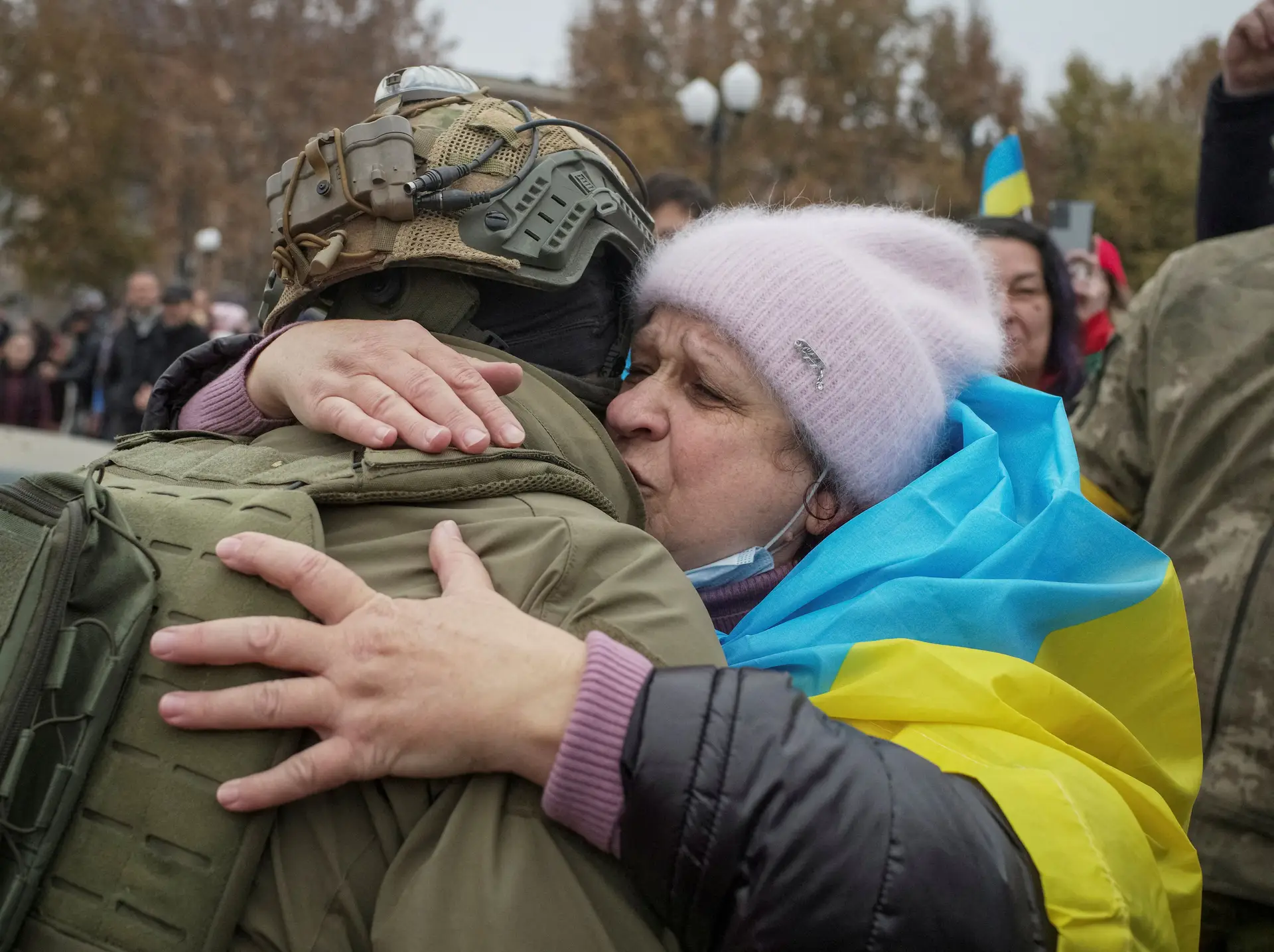 Um habitante de Kherson abraça um militar ucraniano após a cidade voltar ao controlo de Kiev