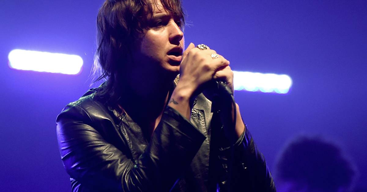 Julian Casablancas dos Strokes imitou Alex Turner, vocalista dos Arctic Monkeys: aconteceu em Singapura