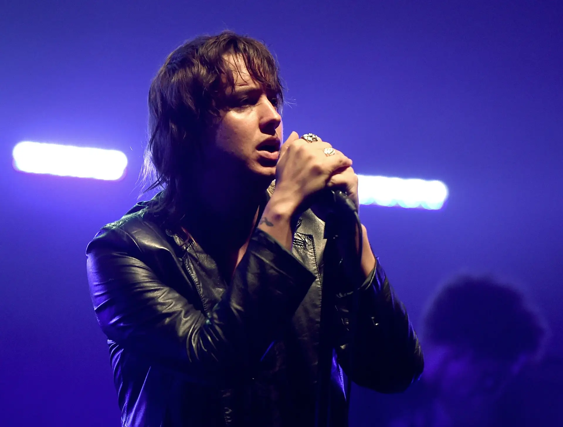 Julian Casablancas, dos Strokes, manda mensagem “ao idiota que faz carros feios e acha que os bilionários não deveriam pagar impostos”
