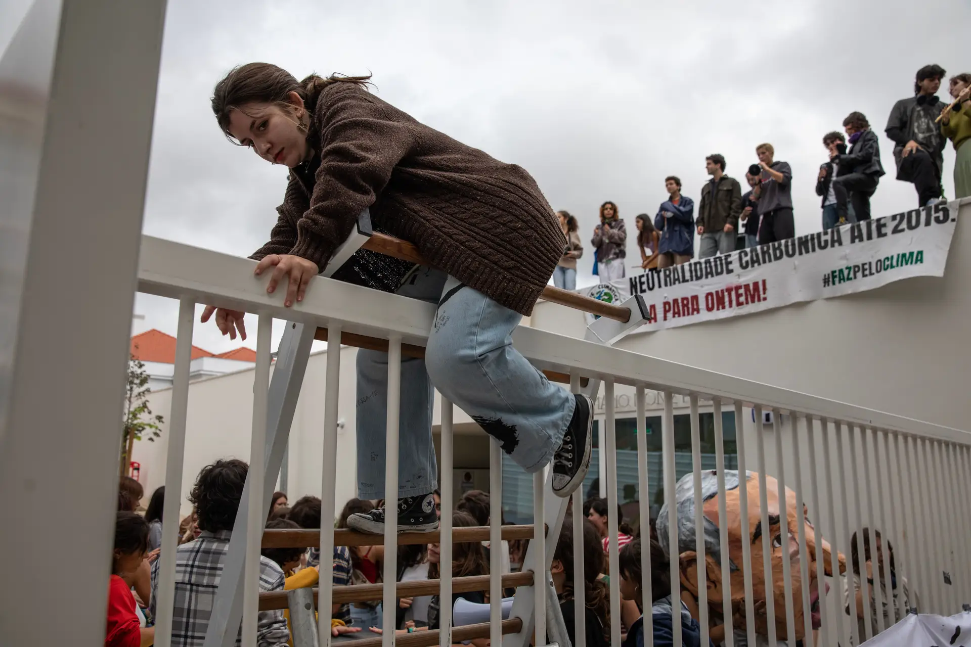 “Temos existido cá dentro. Isto é só o começo, até à primavera”: estudantes vão desocupar o Camões, mas voltarão no “tempo de melhores ares”