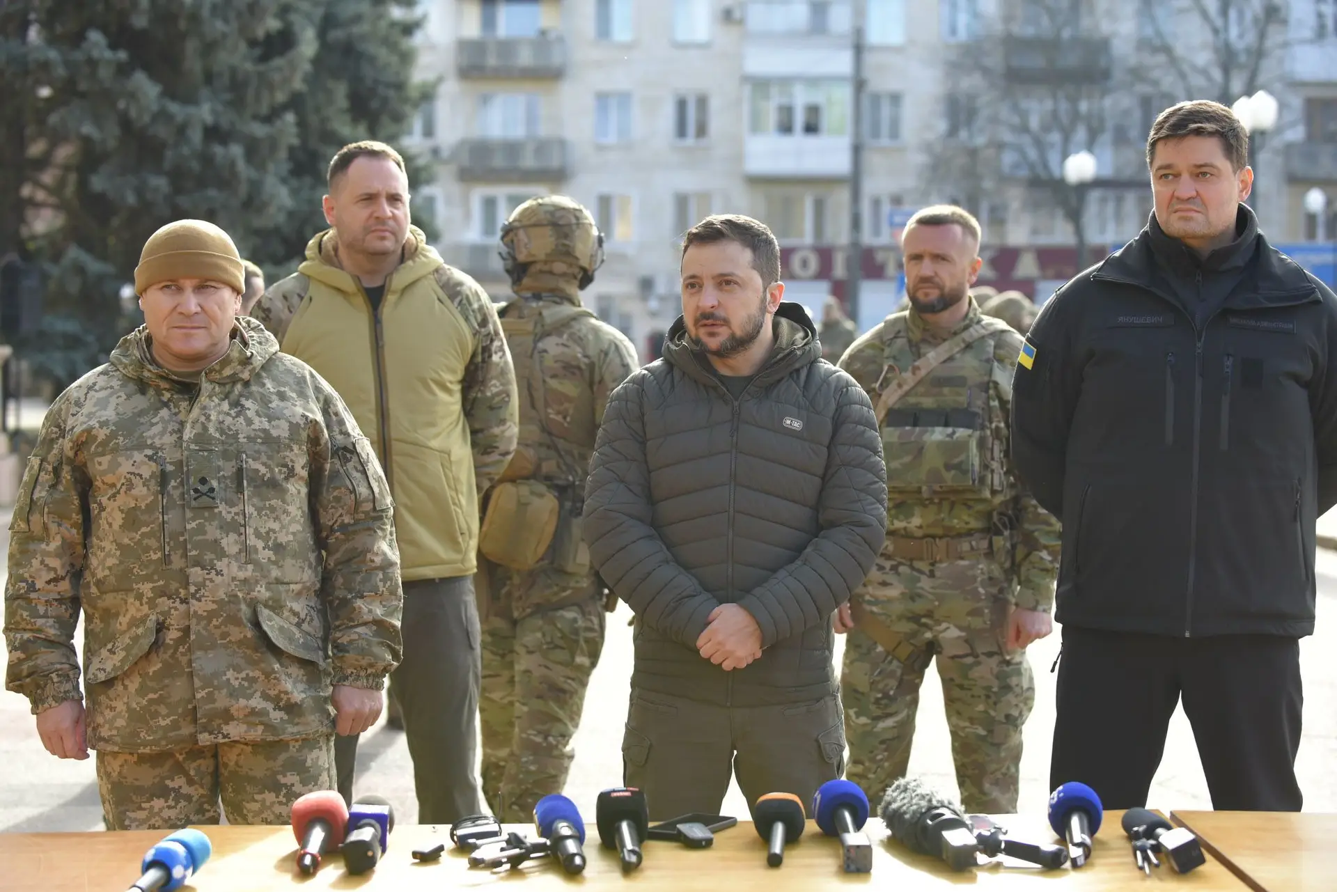 Ucrânia: Presidente Zelensky visita Kherson depois de retirada russa