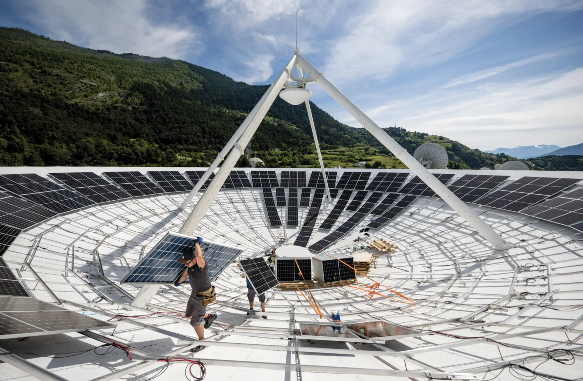 Suíça Axpo estreia produção de energia solar em pratos de satélite