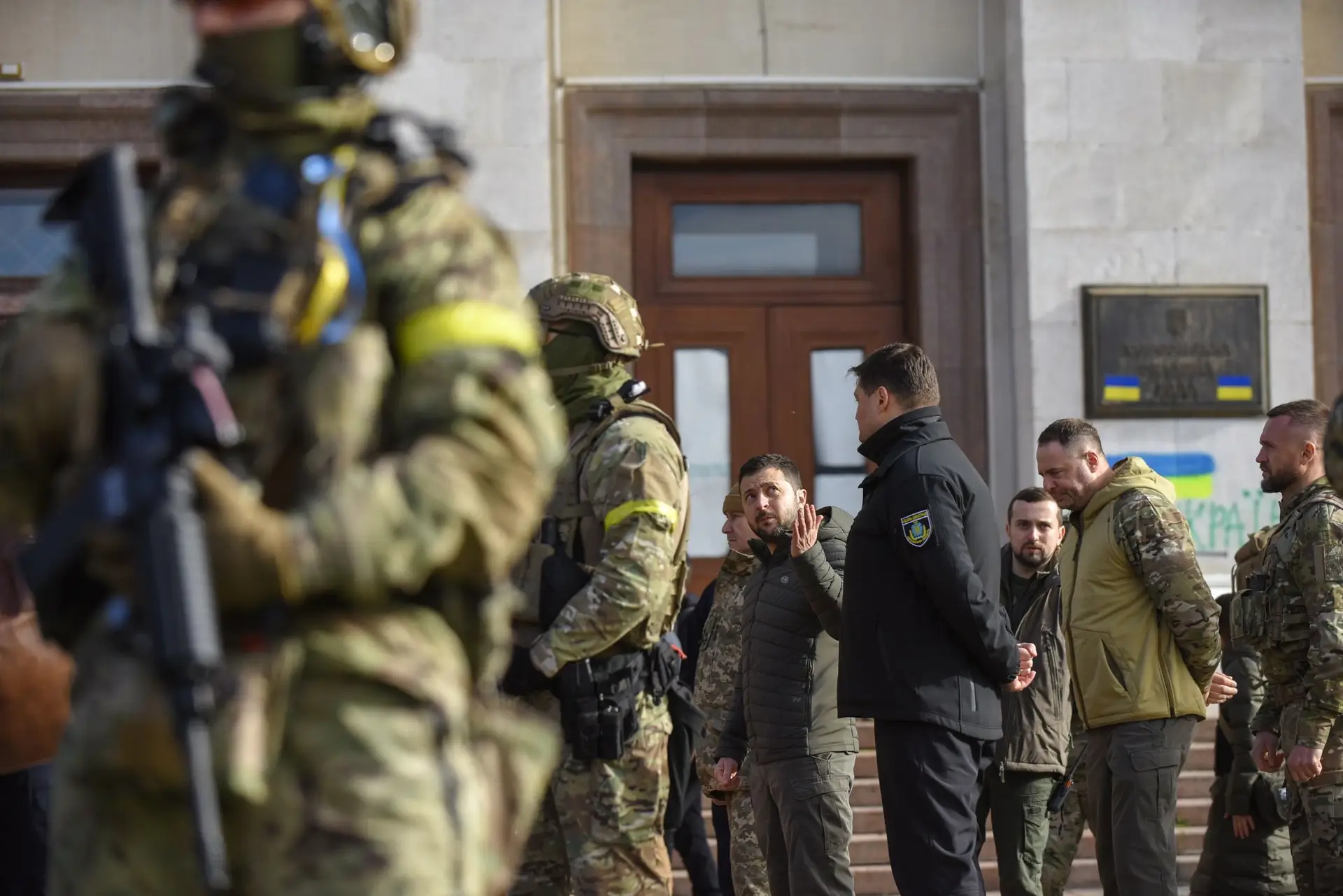 Volodymyr Zelensky durante visita à recém-recapturada Kherson, esta segunda-feira