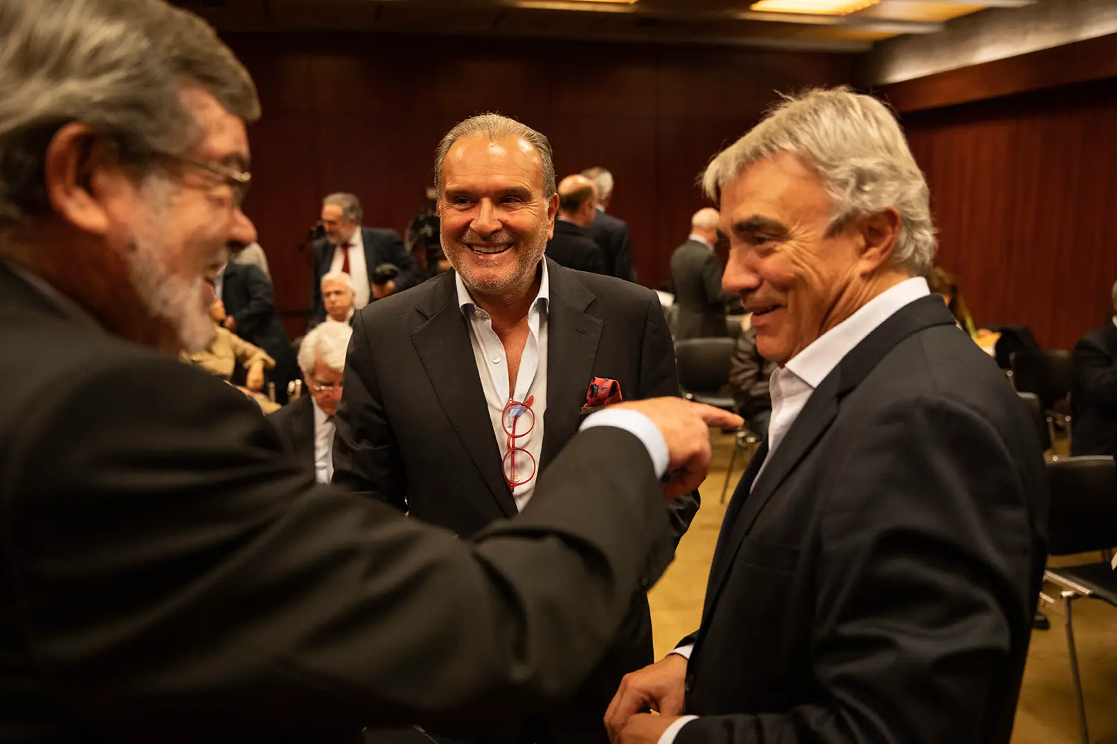 Miguel Relvas foi uma das figuras do PSD presentes no lançamento, a conversar com José Arantes, antigo colaborador de Durão Barroso (à direita na imagem)