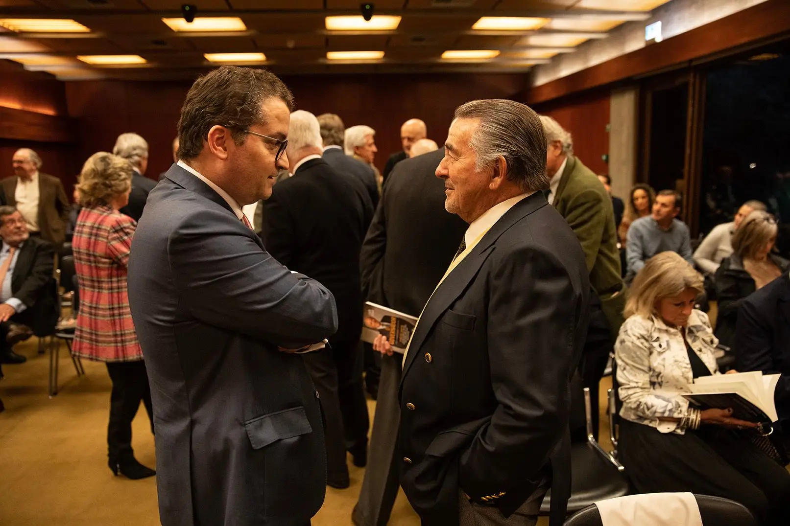 O líder parlamentar do PSD, Joaquim Miranda Sarmento, com o ex-ministro João de Deus Pinheiro, no lançamento do livro de Luís Rosa e Carlos Costa