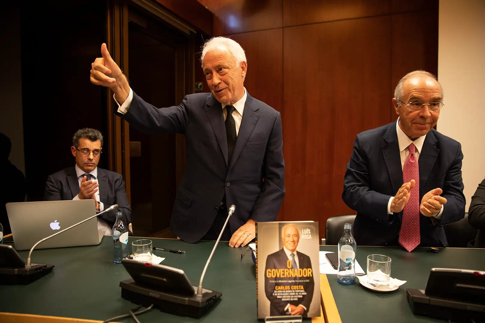 Luís Rosa, Carlos Costa e Luís Marques Mendes: o autor do livro, o autor das memórias, o autor da sugestão de que o Ministério Público abra uma investigação